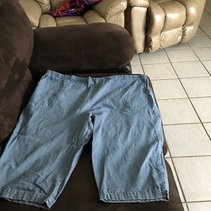 Pinstriped 4X (26/28) White Stag Capri pants.